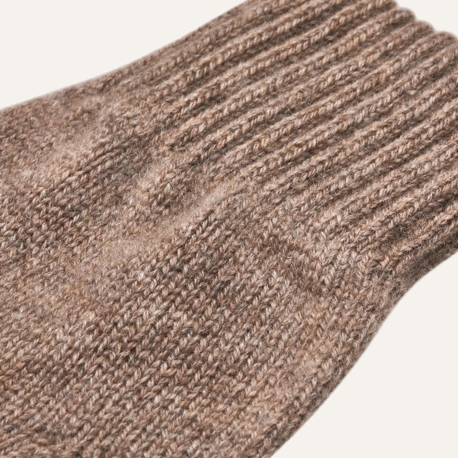 The Cashmere Choice - The Cashmere Choice - Mens Pure Cashmere Winter Gloves - Otter Beige - Close Up