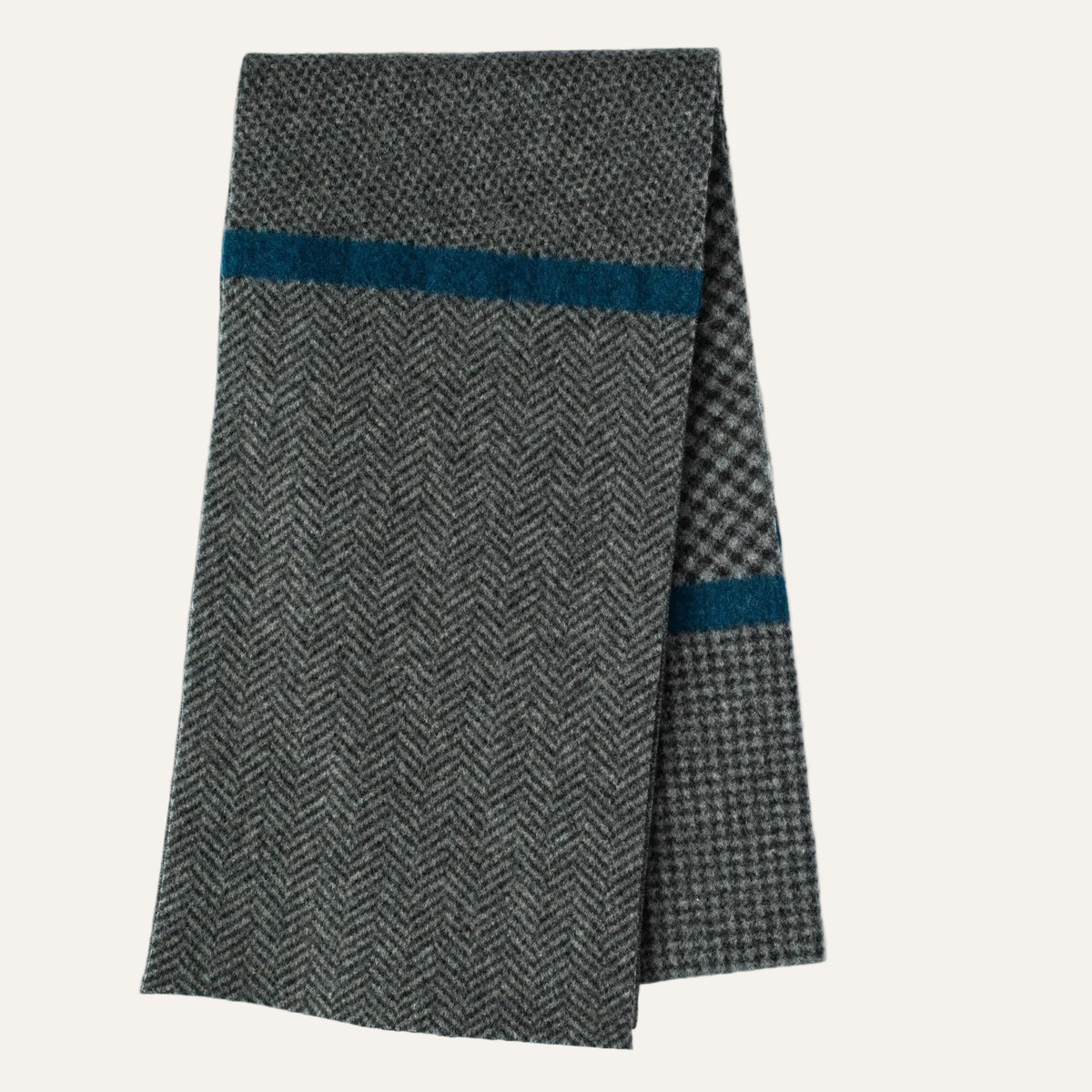 Grey Nairn herringbone patterned scarf