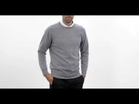 Man wearing grey cashmere sweater